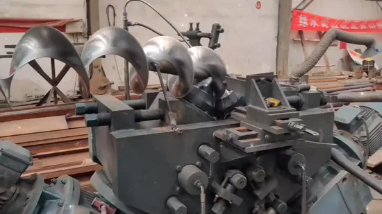 オーガーに供給するための新しいセクションを備えたスパイラルナイフ